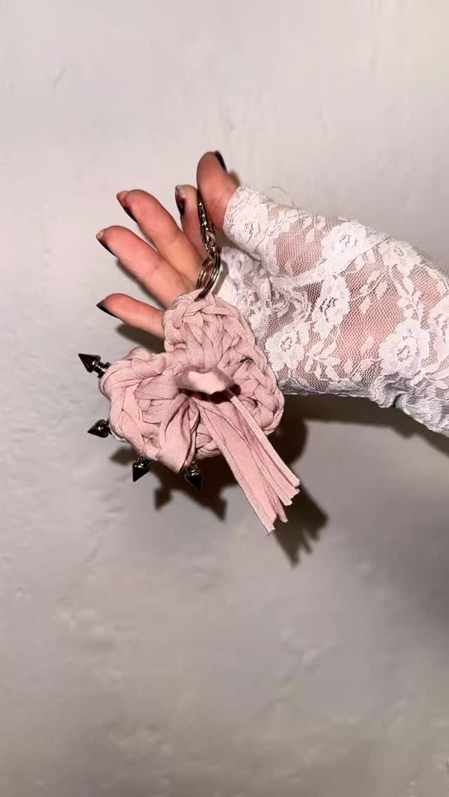 Jak zrobić walentynkową zawieszkę w kształcie serduszka. ❤️
Pssst, Twoja przyjaciółka lub druga połówka będzie wniebowzięta od takiego prezentu. ☺️😚
Jeśli chcesz dostać schemat, po prostu daj znać.
Miłego tworzenia!
#warsztaty #valentinesday #diy #crochet #szydełkiem