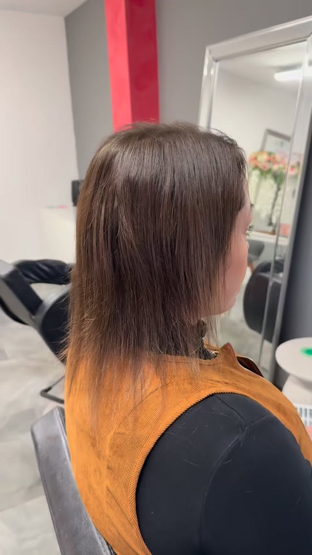 ✨ 16” Nano Hair Extensions for Fine Hair ✨
Another gorgeous transformation from today using 16 inch nanos hair extensions @remicachet , perfect for fine hair clients 🤍
We focus on clean sectioning, even weight distribution, and a secure but gentle fit - never too tight, never pulling. This method helps protect the natural hair, supports healthy growth, and creates a seamless, natural finish ✨
Why nanos?
✔️ Lightweight & discreet
✔️ Ideal for fine or fragile hair
✔️ Comfortable to wear
✔️ Long-lasting with correct maintenance
Every install is done with precision and care to ensure your hair stays healthy, protected, and beautiful! Your natural hair is always my priority ❤️
📍 @gsbeauty.boutique
📍 Richmond Trading Estate
☕️ Private 1:1 salon experience
🫶🏻 7+ years experience
🎓 Trained at @extended_training_academy
💌 DM now to book your consultation or click the link in bio to start your hair extension journey ✨