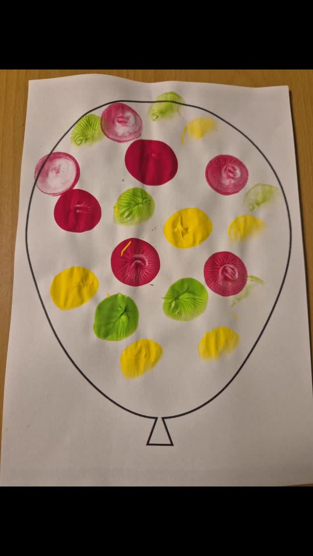 🔴🟡🟢Vandaag hebben we een 🎈gemaakt door te stempelen met een 🎈
Het was een beetje gek, maar ook heel leuk! Met die 🎈 kon je natuurlijk ook strepen maken en zo werd iedere 🎈 uniek voor carnaval!🔴🟡🟢 #motoriek #stempelen #kleurenleren #creatief