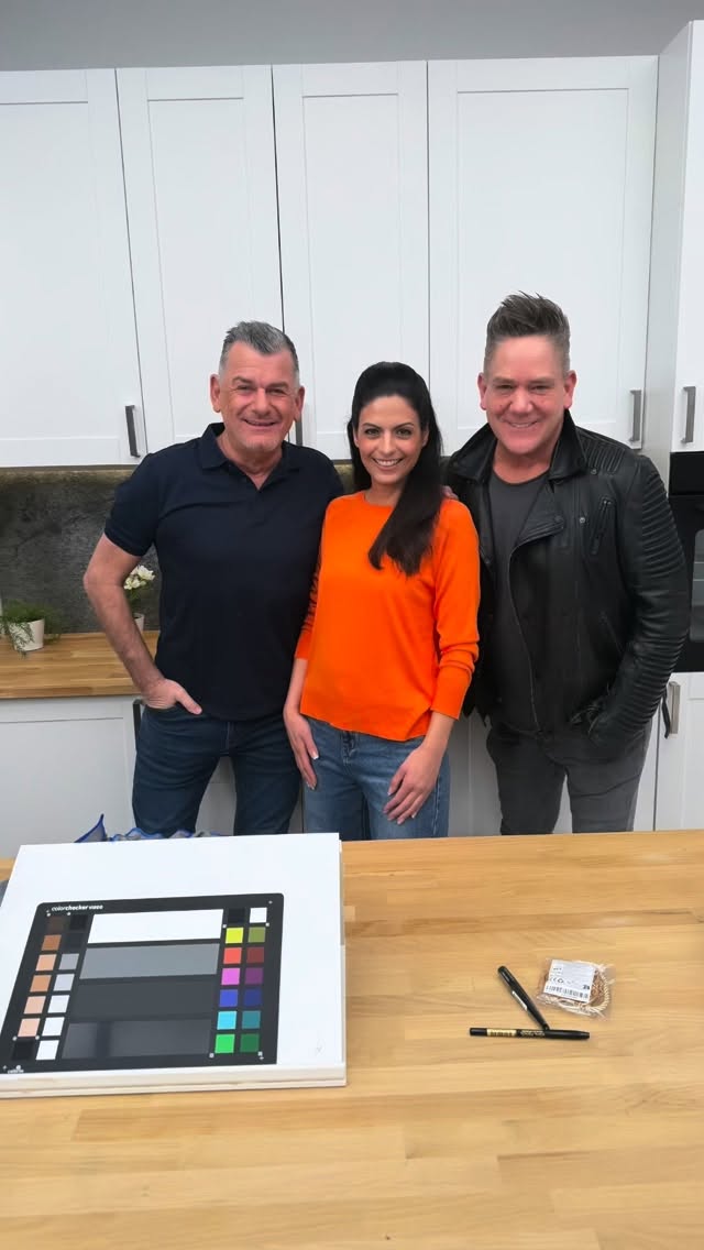 💙DREAMTEAM💙
Manchmal passt einfach alles.
Ein Set, ein Produkt, die richtige Energie – und Menschen, mit denen es fließt und richtig Spaß macht.
Produktpräsentation bei MediaShop gemeinsam mit DEM Reinigungsexperten Mark Kühler.
Genau diese Momente machen meinen Job für mich besonders.
Danke MediaShop ✨
Danke Mark Kühler ✨
#mediashop #dreamteam #moderation #onair #tvproduktion