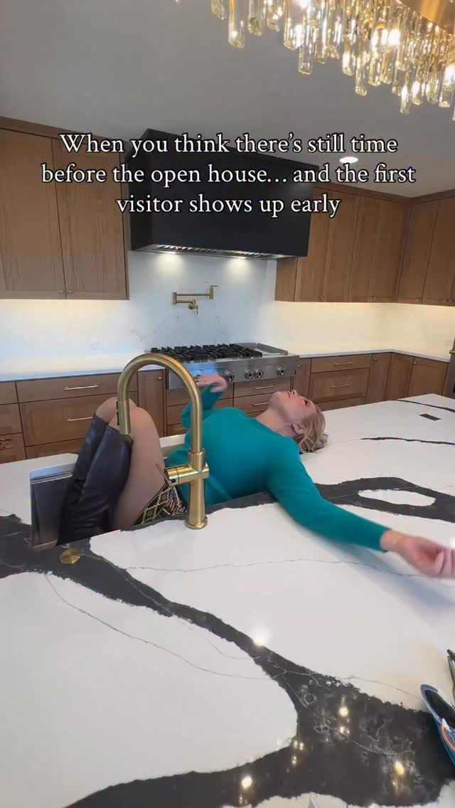 When you think you still have time before the open house… and the first visitor shows up early 😳
#openhouse #realtorlife #realestatediaries #agentlife #workday