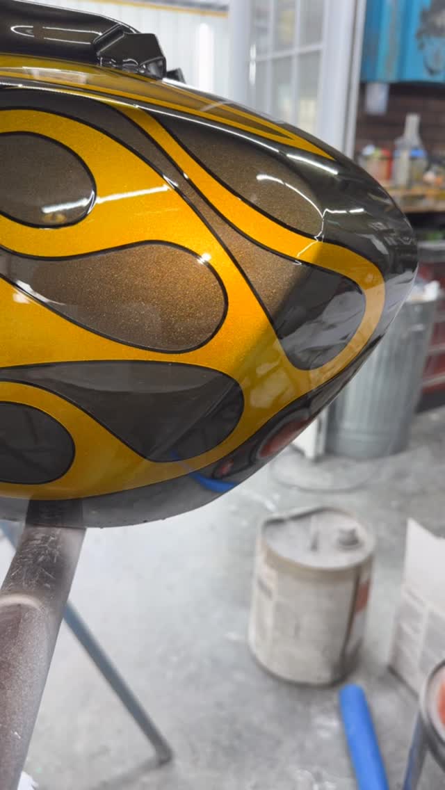 Final clear session about to go down today! @supersmokeeater #panamerica is getting the #boostedbrad #custompaint treatment!
@painthuffermetalflake
@fbscustomtapes