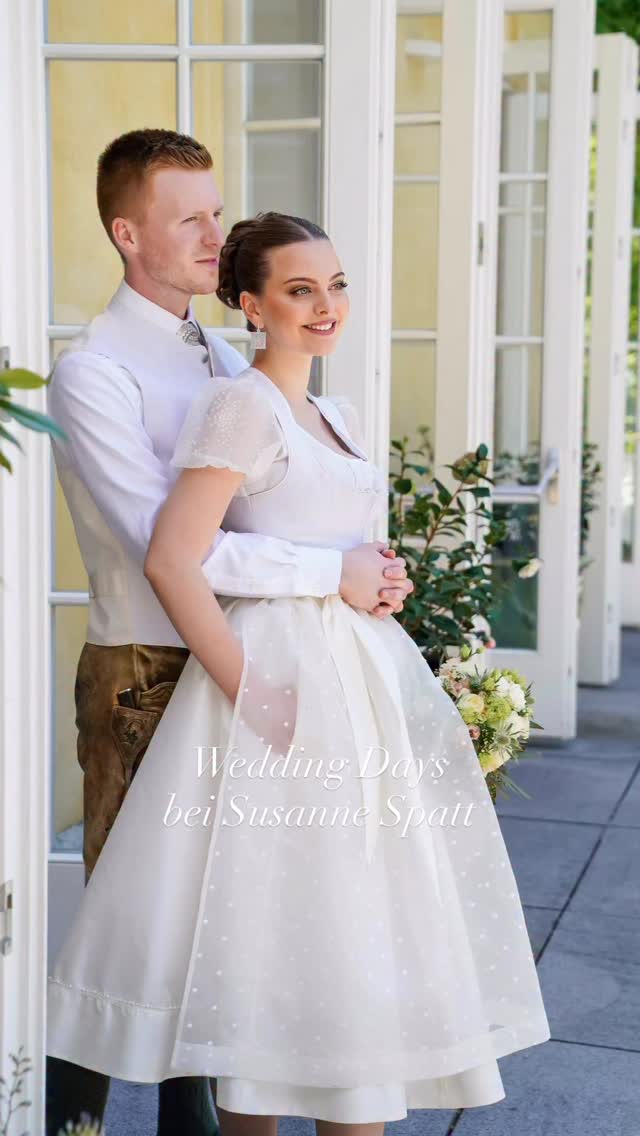 ✨ WEDDING DAYS bei Susanne Spatt
9. bis 20. Februar 2026 ✨
Liebe Bräute, 👰🏼♀️
liebe Brautfamilien!
Wir heißen Euch herzlichst in unserem Brautsalon @susannespattwedding am Universitätsplatz willkommen. 🥂
Genießt während der WEDDING DAYS bei einem Glas Champagner unsere neue BRAUT-KOLLEKTION. 🤍
Entdeckt -30% auf Braut-Samples und traumhafte Einzelstücke, wie Kleider, Schuhe, Schmuck, Accessoires,….👗
Damit wir uns während unserer WEDDING DAYS für euch Zeit nehmen können, bitten wir um Anmeldung 🗓️✔️.
📲 Mit dem Anmeldeformular auf unserer Website: www.susannespatt-braut.com
📞 per Telefon: 0662 87445216
💚 per WhatsApp: 0664 1352062 oder
📧 per E-Mail: brautsalon@susanne-spatt.com
Wir freuen uns auf Euch! 🙋🏼♀️🙋🏽♀️
Susanne Spatt & Team