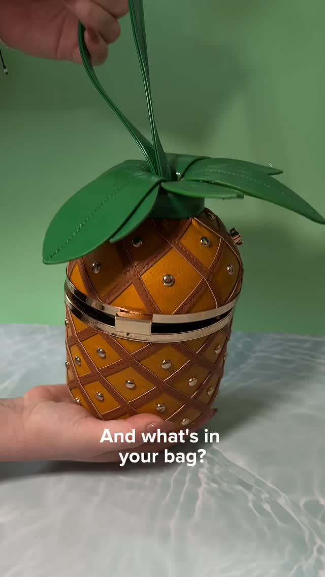 Bag Reveal! 👀
#bagreveal #whatsinyourbag #schofrulade #snack #schokofrüchte