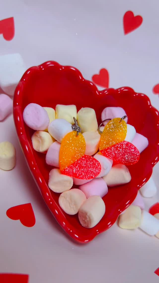 Volvamos a la infancia de mano de las golosinas ✨
¿Reconoces estas gominolas?
Pues te están esperando ya en la web.
Corre, que vuelan 💘