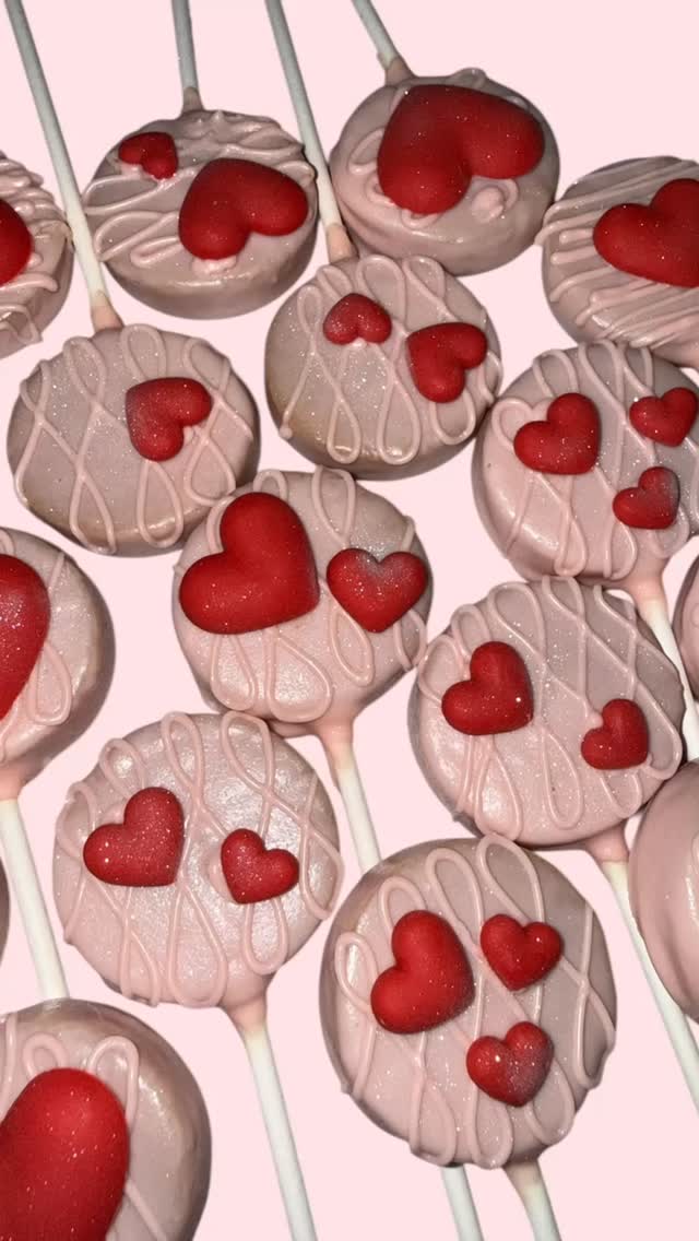 Love in every swirl, sparkle in every bite 💖✨
These Valentine’s Day cake pops understood the assignment 😍💕
Sweet, cute, and made to be crushed on 🫶🏽
Taking orders now — DM to reserve yours 💌
#ValentineVibes #CakePopLove #SweetOnYou #ValentinesDesserts #ChocolateTreats