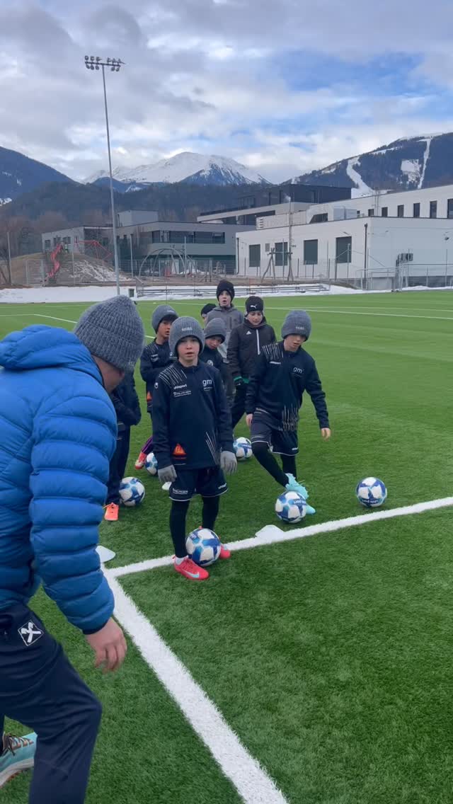 Heute ging’s um das, was im Spiel so viel ausmacht: Ballkontrolle in Bewegung.
Dribbling heißt nicht „nur“ Tricks machen – es heißt Kontrolle + Timing + Tempowechsel.
✅ Ball nah am Fuß
✅ Kopf hoch (Umfeld wahrnehmen)
✅ Richtungswechsel sauber setzen
Wenn du diese Basics konstant trainierst, wirst du automatisch sicherer am Ball und schwerer zu stoppen.