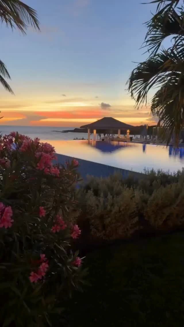 Sandals Royal Curaçao = Honeymoon perfection! 💖💍 Experience ultimate relaxation and optimal time for reconnection when you book your honeymoon with us today. #HoneymoonGoals #SandalsResorts