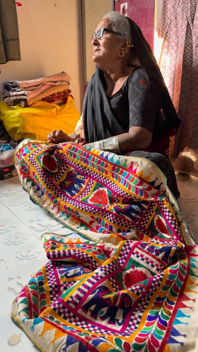 La broderie du Gujarat, c’est bien plus qu’un art textile : c’est une mémoire vivante cousue à la main, point après point, depuis des générations.
Dans l’État du Gujarat, à l’ouest de l’Inde, chaque communauté possède son langage de fils, de couleurs et de symboles. Les Rabari, les Ahir, les Meghwal ou encore les Sodha Rajput brodent leur identité sur des tissus éclatants, mêlant soie, coton, miroirs et perles. Ici, rien n’est laissé au hasard : chaque motif raconte une histoire, évoque une croyance, célèbre une union ou protège du mauvais œil.
La broderie Kutchi, originaire de la région de Kutch, est sans doute la plus emblématique. Elle se distingue par ses petits miroirs incrustés (shisha), ses couleurs vibrantes — rouge profond, rose fuchsia, safran, indigo — et ses points d’une finesse incroyable. Le travail est minutieux, souvent réalisé à la main, sans dessin préalable, guidé par la mémoire et l’instinct.
Ce savoir-faire ancestral se transmet de mère en fille. Il accompagne les grands moments de la vie : naissances, mariages, fêtes religieuses. Les trousseaux de mariage, richement brodés, sont de véritables trésors familiaux.
Aujourd’hui, la broderie du Gujarat inspire le monde entier. Elle traverse les frontières, dialogue avec le design contemporain, s’invite dans la mode et la décoration, tout en restant profondément ancrée dans son territoire.
La broderie du Gujarat, c’est la patience, la couleur, la transmission.
C’est le geste répété mille fois, qui devient art.
C’est l’âme d’un peuple qui s’exprime en fil et en lumière. ✨