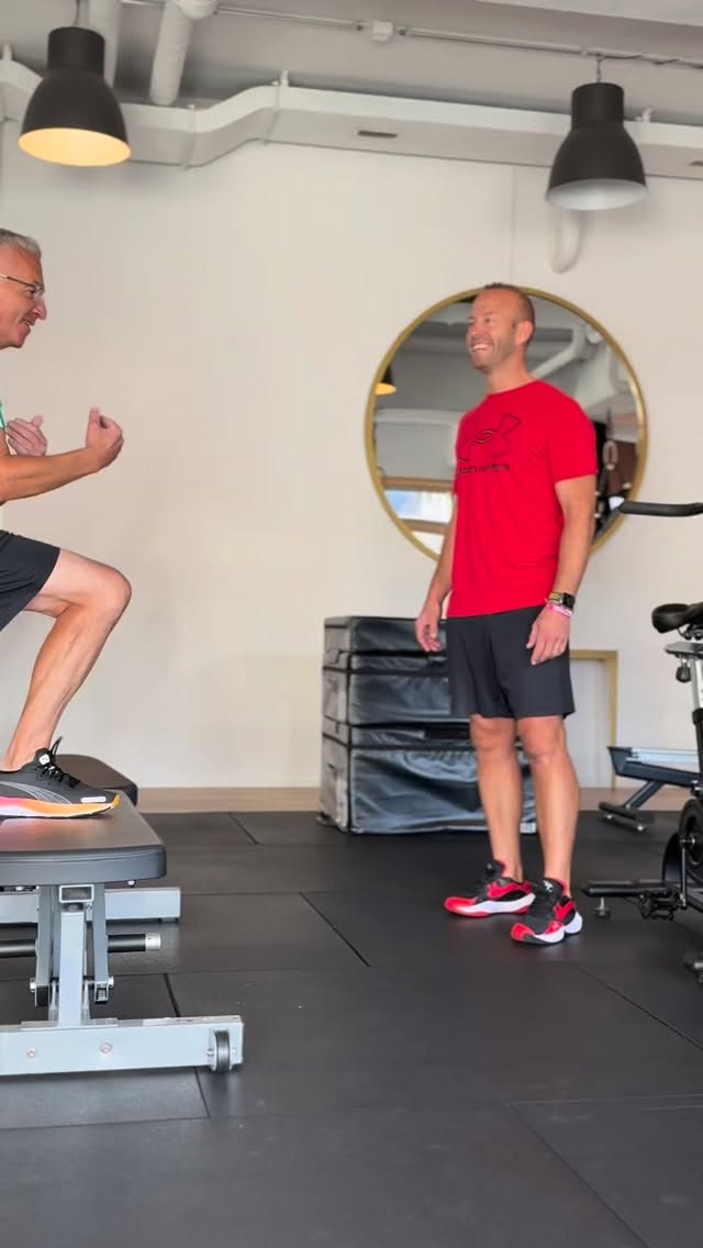 Meet Alex – das Herz von StrongFit 💪😄
Alexander Araujo ist der Gründer und Kopf hinter StrongFit – und wer einmal mit ihm trainiert hat, weiss:
👉 Bei Alex wird nicht nur geschwitzt, sondern auch gelacht.
Mit seiner immer positiven Art, viel Humor und echter Begeisterung schafft er es, Menschen zu motivieren, auch dann dranzubleiben, wenn es anstrengend wird.
Er glaubt daran, dass Training wirken muss – körperlich und mental. Und genau das spüren seine Kund:innen bei jedem Training.
💥 Was Alex ausmacht:
• immer gut gelaunt 😄
• extrem motivierend 🔥
• individuell, ehrlich & direkt 💬
• Fitness als Lebensfreude, nicht als Zwang
Für Alex ist Fitness mehr als Training – es ist ein Lebensstil, der Energie, Selbstvertrauen und Gesundheit bringt. Und genau das gibt er jeden Tag weiter.
#strongfit #personaltraining #ems #kryosauna #zürcheroberland
