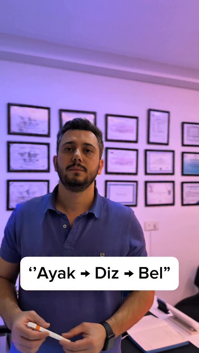 Ayak tabanı, vücudun duruş ve denge sisteminin önemli bir parçasıdır.
Bu bölgede oluşan yüklenme değişiklikleri, vücudun üst segmentlerine doğru zincirleme bir etki oluşturabilir.
Diz, kalça veya bel bölgesinde hissedilen bazı şikâyetlerin altında, ayak tabanındaki yük dağılımı yer alabilir.
Bu nedenle vücut değerlendirilirken tek bir bölge yerine bütünsel bakış önemlidir.
📎 Bu içerik genel bilgilendirme ve farkındalık amacıyla hazırlanmıştır.
Teşhis ve tedavi niteliği taşımaz.
#bilgilendirme
#ayaktabanı
#topukağrısı
#belağrısı
#dizağrısı