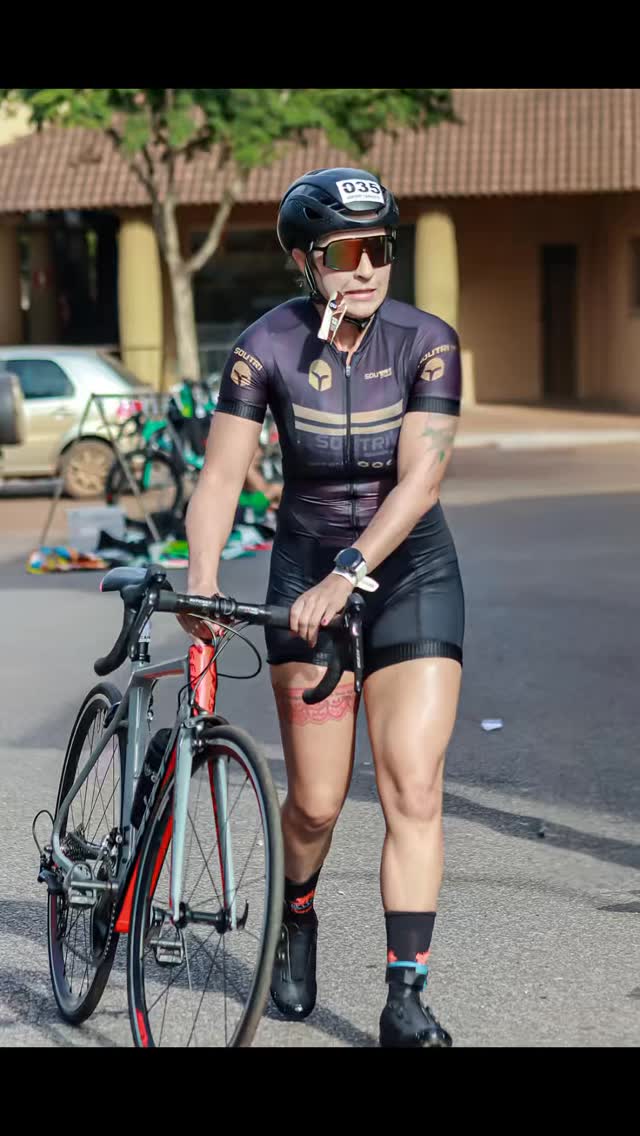 Nem todo carbogel entrega energia de verdade.
Se no meio do treino você perde ritmo ou sente o estômago pesado, o problema pode ser o gel errado.
Nesse vídeo eu ranqueei os principais carbogéis do mercado considerando:
✔️ quantidade de carbo
✔️ tipo de carbo (rápido x sustentado)
✔️ absorção e resposta
✔️ preço
Gel bom não é o mais famoso.
É o que mantém seu ritmo constante até o final.
👉 Teste sempre no treino.
👉 Ajuste na prova.
👉 Nutrição também é estratégia.
💬 Comenta qual gel você usa
🔖 Salva pra não errar na próxima prova
🏃♀️ Marca aquele amigo que sempre “quebra” no km final
#treinadora #carbogel #esporte #vempromeumundo