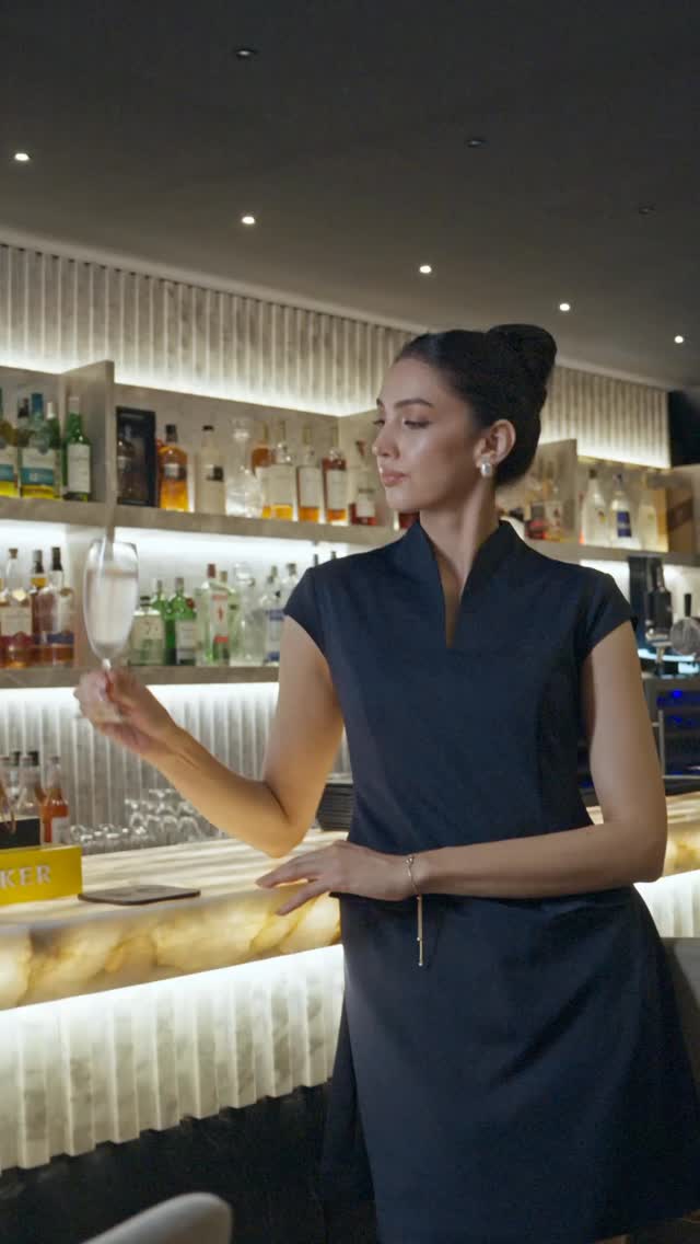 Are you waiting for your date? Shop the dresses
#rumiifashion #loveseason #datenight #quietluxury #mordenwomen