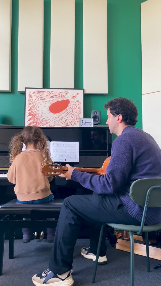 One of our youngest students approaching written music for the very first time 🥹
Kids from 5 to 7 never stop amazing me. They have so much curiosity, focus, and open mindedness when learning
Today I asked another kid: “Do you wish you were a fish?” (we were playing I Wish I Were a Fish 🐟)
She goes: “I can’t say… I don’t know how being a fish feels like.”
Fair enough. You can’t draw conclusions without a complete data set. Stupid of me to pose such a fallacious question
Gotta respect the scientific method 👩🎓🎹