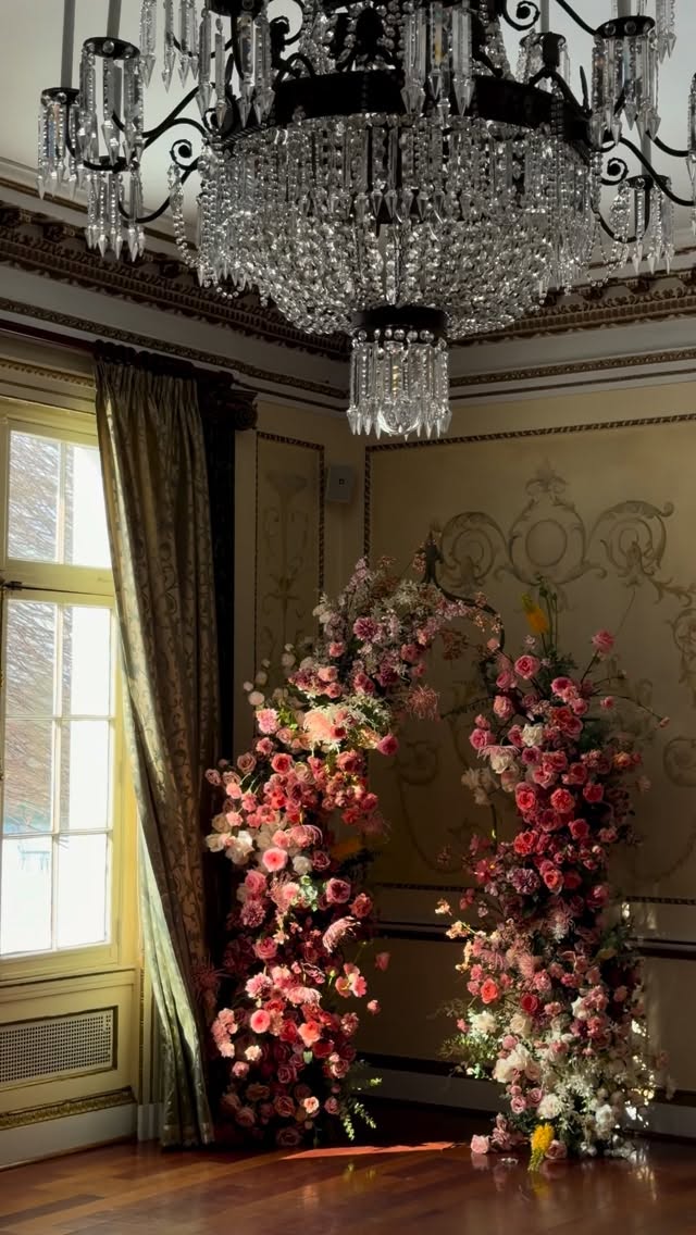 A Proposal in New York’s Coldest Winter
Outside, five degrees Fahrenheit below freezing. Blizzard.
Inside: warmth. Flowers in bloom.
#longislandwedding #nycweddingplanner #nycflorist #proposalnyc #newyorkwedding 