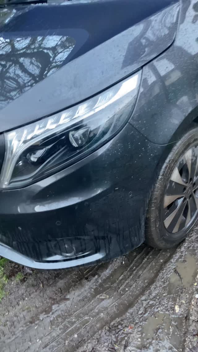 Mercedes Vito : utilitaire ou pas, ça mérite d’être propre dedans comme dehors.
Int-ext express : extérieur prélavage l, décontamination chimique (parce qu’il en avait besoin), suivi d’un shampooing neutre et cire de finition. Intérieur aspiré/nettoyé avec soin, passage rapide sur les sièges et plastiques dégraissé. Je fini par les vitres ext-int.
Résultat : un Vito qui fait plus pro, plus agréable, et prêt à repartir.
Réservation en MP ou sur www.ironclean.fr
#MercedesVito #IronClean #Detailing #NettoyageAuto #IntExt