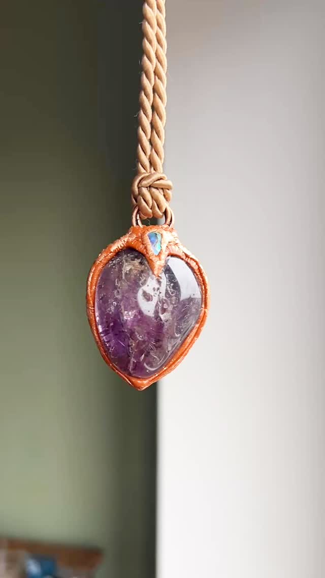 Abalone shell and Amethyst are a dreamy combo for opening your third eye and feeling connected to your intuition 💜
DM me to purchase this or any of the other talismans in my ‘shop talismans’ Instagram highlight 🥰