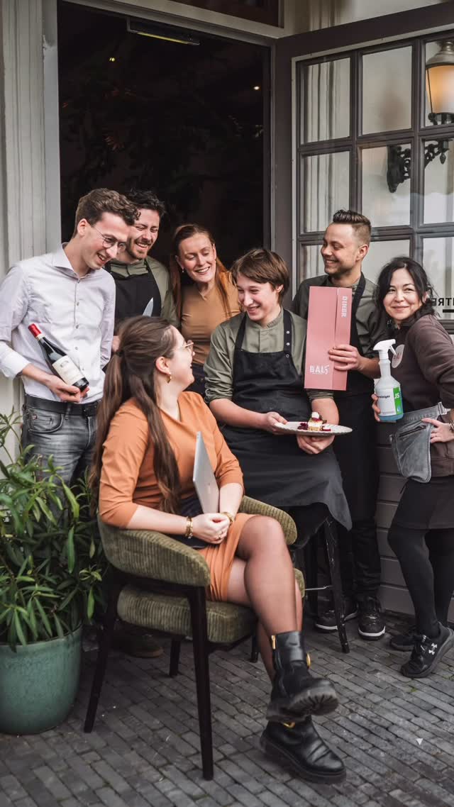 De BALletjes! 🤎
En nee… dat zijn ze wel, maar ook weer niet 😉
Dit is gewoon een stel fantastische mensen bij elkaar. Van Hannah bij de receptie tot leerling Twan in de keuken. Van Lesia die het hele schoonmaakteam aanstuurt tot de bediening die de meters maakt. En dan staat nog niet eens iedereen op de foto.
Deze mensen zorgen ervoor dat jullie iedere keer weer écht uit zijn. Dat alles klopt. Dat het eten beter en beter wordt. Dat de wijnen steeds mooier worden. Als je ziet hoe hard BAL afgelopen jaar is gegroeid… dat is echt even zo’n dankbaar momentje.
Misschien zit die BIB Gourmand er dit jaar dan toch in? 😉
Ga vooral door met waar jullie mee bezig zijn, BALLEtjes.
Deze tekst is trouwens door jullie marketingcollega’s geschreven… want zelf zouden jullie dit natuurlijk nooit zo over jezelf zeggen.
Mogen we hartjes voor deze harde werkers? 🤎
