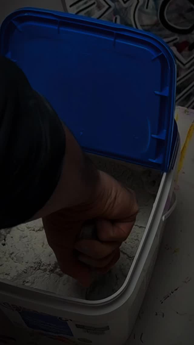 We cover what we can’t face.
#IMbrOKen #creativejourney #concreteart #imeoka #imok