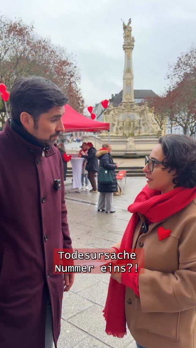 Herzinfarkt ist die Todesursache Nr. 1 bei Frauen – und kaum jemand spricht darüber.
Wusstest du, dass mehr Frauen an einem Herzinfarkt sterben als an Brustkrebs?
Und trotzdem werden Symptome bei Frauen noch immer zu spät erkannt – oder falsch gedeutet.
Und genau deshalb brauchen wir mehr Aufklärung, mehr Forschung und vor allem mehr Aufmerksamkeit.
Gemeinsam mit den Frauen der Trierer SPD und Dr. Enise Lauterbach haben wir in Trier eine Aktion gestartet, um genau dieses Tabuthema sichtbar zu machen.
Wir wollen:
❤️ Frühwarnzeichen bekannter machen
❤️ Frauen für ihre eigene Herzgesundheit sensibilisieren
❤️ Politisch mehr Fokus auf geschlechtersensible Medizin legen
Denn jede Frau sollte wissen:
Atemnot, Übelkeit, Rücken- oder Oberbauchschmerzen können Anzeichen eines Herzinfarkts sein – auch ohne „klassische“ Brustschmerzen.
Lasst uns darüber sprechen.
Lasst uns informieren.
Lasst uns Leben retten.
Teile diesen Beitrag mit den Frauen in deinem Leben.
Dein Wissen kann Leben schützen.
#Frauenherzgesundheit
#HerzinfarktBeiFrauen
#Frauengesundheit
#RedenRettetLeben
#sventeuber