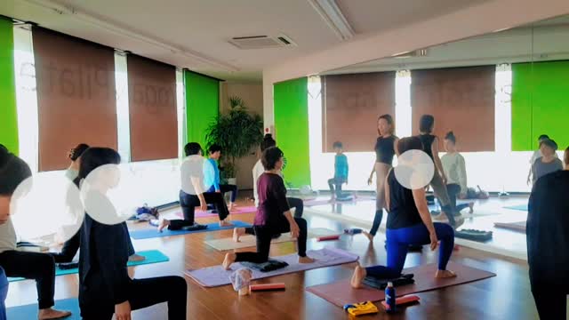 エクササイズを「どんな順番で行うか」で
身体の反応は変わります
☑️動きが自然に引き出される
☑️アーサナや身体のイメージが伝わりやすくなる
☑️無理なく身体が整う流れをつくれる
それは
身体の仕組み(構造・機能・つながり)に沿った順番を選んでいるから
やみくもエクササイズではなく
「なぜ今この動きなのか」を説明できる指導力を育てることは
お客様一人ひとりの身体に寄り添い
より安全に、より効率よく
“変化が起こる方向”へ導くための土台になります
『その鍵は、身体の仕組み』
構造を知ることで、
「効かせる」から「導く」指導へ
千葉・富津のプライベートサロンを拠点に
骨格スペシャリスト養成講座受講生募集中
単なるエクササイズ指導を超え
骨格から身体を変えるスペシャリストへ
学びながら、自分自身も整う
そんな贅沢な学びの時間をあなたに
【@re_frame_conditioning認定講座】
■日時:2026/03/16(月)
・9:00~12:00
『rfe-Basic 骨盤腰部コンディショニング』
・13:00~15:00
『腰痛アプローチ』
■定員:6名
【詳細・日程はプロフィールURLから】
@akiba_yuki
#ヨガインストラクター #ピラティスインストラクター #解剖学 #reframeexercise #骨格