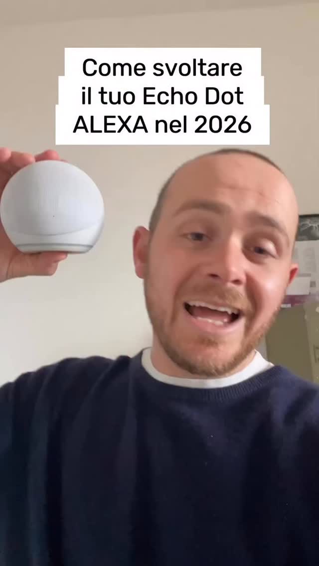 La cosa che mi ha sempre dato fastidio di Alexa non è Alexa in sé.
È tutto quello che le gira intorno.
Un cavo in più.
Un alimentatore in vista.
Un oggetto appoggiato “da qualche parte”,
che non è mai davvero al suo posto.
Da lì è nata l’idea del supporto:
non un accessorio in più,
ma un accessorio in meno.
Un modo per attaccarla direttamente alla presa,
far sparire i cavi
e rendere l’oggetto compatto, pulito, usabile.
Se non ti dà fastidio vederla,
se non occupa spazio,
la usi.
Se no, finisce in un cassetto.
Questo supporto l’ho progettato io
e lo realizziamo in stampa 3D.
Ho iniziato a venderlo anni fa su Amazon
e per molto tempo ha funzionato benissimo.
Poi un giorno Amazon ha deciso
che non potevo più venderlo.
Per un motivo tanto banale quanto assurdo.
Una di quelle cose che, quando le vivi,
ti fanno capire che non hai davvero controllo.
Non è stata una tragedia.
È stato un segnale.
Quel giorno ho capito che basare tutto su Amazon
non era solo limitante,
era pericoloso.
Perché stai costruendo qualcosa
su un terreno che non è tuo.
Oggi questo supporto lo vendiamo in esclusiva sul nostro sito.
Stesso oggetto, stesso progetto,
ma con una consapevolezza diversa.
Non è solo un supporto per Alexa.
È un oggetto pensato per togliere rumore, non per aggiungerne.
Link in bio.