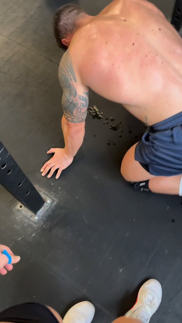 Quand tu termines un WOD qui t’a mise à genoux, t’as cette sensation de « putain, je l’ai fait ». C’est puissant. C’est gratifiant. Et oui, c’est clairement addictif.
Mais honnêtement ? Quand je vois des personnes qui enchaînent les MetCons en mode cardio intense 5 à 6 fois par semaine, épuisées, rincées nerveusement, sans résultats physiques visibles, et qui continuent quand même... je me demande si y a pas un petit côté maso qui mérite qu’on s’arrête deux minutes 😅
Première chose : tu restes en stress physiologique permanent
À force d’enchaîner les MetCons, tu t’entraînes déjà fatiguée, tu récupères mal, et ton système nerveux ne redescend jamais vraiment. Physiologiquement, ton corps comprend une seule chose : il faut survivre à des pics d’effort répétés. Il maintient donc un niveau élevé de cortisol.
Or un cortisol chroniquement haut freine la perte de gras, favorise la rétention d’eau et pousse l’organisme à conserver ses réserves. Tu dépenses beaucoup pendant l’effort, mais ton corps se protège en dehors. Visuellement, la sèche stagne.
Deuxième chose : tu entretiens une inflammation chronique
Les MetCons répétés sollicitent souvent les mêmes chaînes musculaires sans contrôle réel du volume ni du temps sous tension. Les muscles n’ont jamais le temps de récupérer complètement. Un muscle en état inflammatoire permanent stocke de l’eau, perd en densité et répond moins bien aux signaux hormonaux de recomposition corporelle.
Tu peux être plus « fit » dans l’effort, mais ton physique paraît flou, parfois gonflé, sans vraie définition.
Troisième chose : tu ne construis pas assez de masse maigre
L’intensité seule ne crée pas suffisamment de tension mécanique ciblée et progressive. Sans phases de force et d’hypertrophie structurées, tu n’augmentes pas réellement ta masse musculaire active. Ton métabolisme de repos n’évolue pas assez.
À force de répéter les mêmes formats, ton corps devient simplement plus efficace énergétiquement : il consomme moins pour le même effort. Résultat, tu fais toujours plus, mais tu sèches de moins en moins.