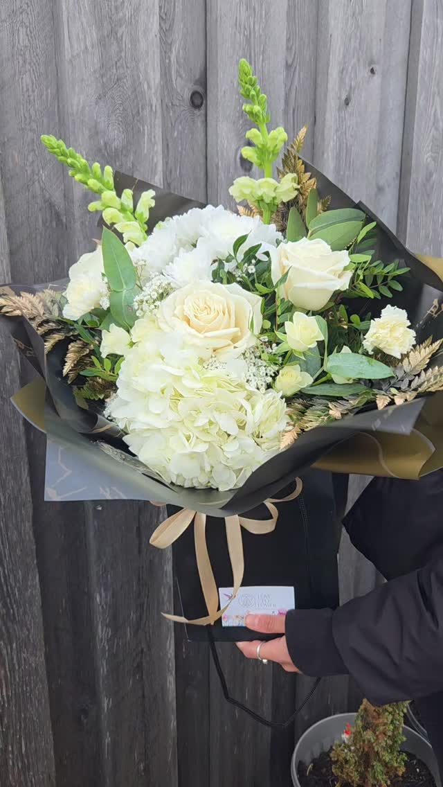 Not your average bouquet 🖤🤍✨️
www.lovetoflower.co.uk
#LuxuryFlorals #BlackAndGold #florals