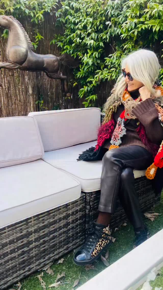 SI HAS AMADO O TE HAN AMADO…
Al final de este reel leeréis una frase de Juan Marsé que me encontré en la cuenta de @literlandweb y que para mí encierra toda una filosofía de vida y es la respuesta a muchas dudas que me planteo cuando pienso en mis prioridades y en lo que me hace feliz , me da paz y sentido a lo vivido, a lo perdido y a cada amanecer.
Este fin de semana, el amor estaba en el aire , pegadito a mí haciéndome sonreír.
Y si el secreto de una vida plena estuviera en ese sencillo acto de amar incondicionalmente?
A tí, a los demás,tu familia, tus amigos, tu pareja …
No perdemos nada por practicarlo!
Feliz semana mi querida comunidad!
#lasreflexionesdecaminovilla #silvermodel #speaker #brandambassador #fashionadvisor