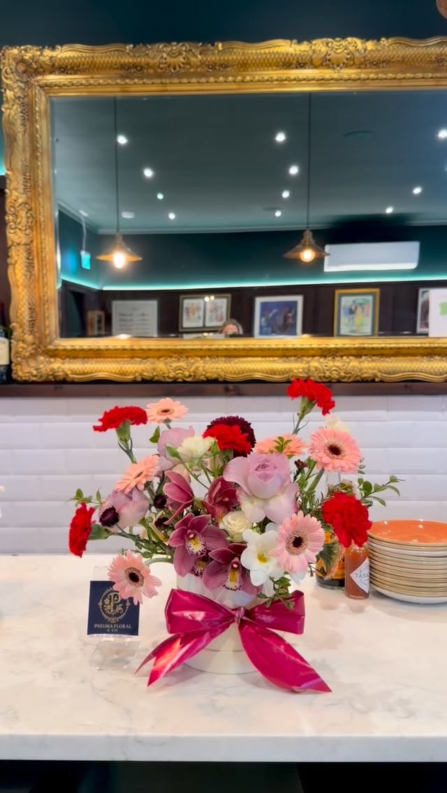 A prelude to Valentine’s at @cortadonewmarket 🕊️ Refined ambiance, thoughtfully brewed coffee and gorgeous florals ☕️🤍
#florist #valentinesday #newmarket #café #flowers