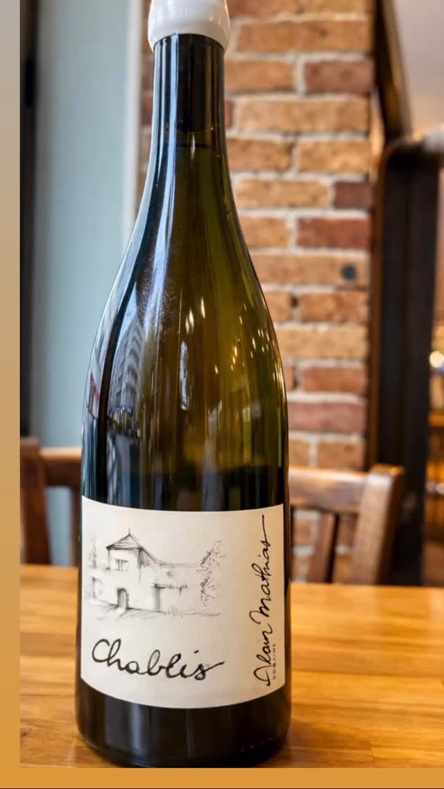 Chablis d’Alain Mathias
Avec une vinification traditionnelle, on retrouve le nez du Bourgogne, toasté et beurré, c’est gras, c’est minéral. Un Chablis qui mérite son nom.