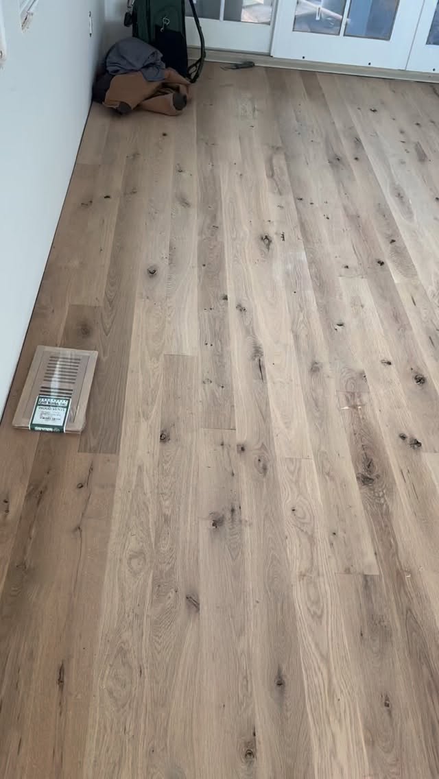 Why we love character grade white oak: natural knots, subtle color variation, and a lived-in elegance that only gets better with time. When installed by Mattson Flooring, the result is pure craftsmanship. Best in the business, hands down.
#mattsonhardwoodflooring #lakemichiganliving #southshoreliving #michigancityindiana #interiordesignstudio
