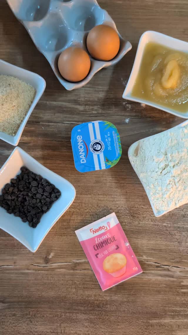 Je te propose des MUFFINS Healthy & Simples & Rapides et Gourmands ! (Tout ça à la fois ! ☺️)
Pour cette recette :
- 2 oeufs
- 1 yaourt
- 120gr de farine
- 50gr de poudre d'amandes
- 1 sachet de levure chimique
- 40gr de pépites de chocolat noir
- 180gr de compotes de pommes sans sucres ajoutés
Tu mélanges tes ingrédients et au four à 180°c pendant environ 15/20min !
Une recette idéale pour toute la famille ! 😋
#petitdejeunerhealthy #petitdejeunersain #muffinshealthy #gateausain #recettedujour