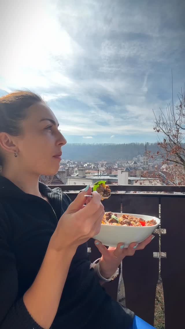 Du brauchst kein neues Wissen.
Du brauchst einen Punkt,
an dem du aufhörst zu suchen
und anfängst dich selbst zu verstehen 🌸.
Die meisten Frauen, die zu mir kommen,
haben schon viel verstanden und ausprobiert.
In Ernährung.
Routinen.
Tipps & Tricks.
Und trotzdem fühlt sich nichts dauerhaft stimmig an.
Genau so ging es mir damals auch.
Ich habe sogar 6 Jahre Gesundheit studiert.
Ich wusste alles über Makros, Mikros, Routinen, Trainingssteuerung…
Und trotzdem war ich nicht im Frieden mit mir.
Nicht, weil ich zu wenig wusste.
Nicht, weil ich zu wenig Fokus hatte.
Oft ist sogar das Gegenteil der Fall.
Sondern weil ich mich nie wirklich hingesetzt habe,
um ehrlich zu hinterfragen:
Was passt eigentlich zu mir?
Und was halte ich nur fest, weil ich glaube, ich müsste?
Wir optimieren.
Wir analysieren.
Wir vergleichen.
Aber wir nehmen uns selten den Raum,
Dinge aus einer anderen Perspektive zu betrachten.
Sobald Klarheit entsteht,
werden Entscheidungen einfacher.
Und plötzlich braucht es weniger Motivation –
weil es nicht mehr gegen dich geht,
sondern für dich.
Genau dafür habe ich einen geführten Tag entwickelt:
RE-ALIGN – dein Inner Compass Day 🧭.
Ein Raum, in dem du sortierst,
was wirklich zu dir passt
und woran du aufhören darfst festzuhalten.
Ein Tag nur für dich, voller Impulse und für deine Ausrichtung.
Wenn du dich gemeint fühlst,
findest du den Link in meiner Bio. 🤍