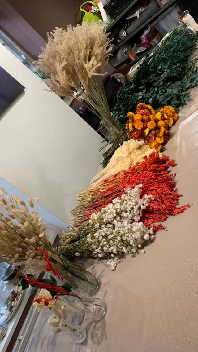 💒 B+C 💕
What a dream to be part of this lovely couple's special day at @manorbythelake 💚
Huge congratulations to Mr & Mrs Hunt!
Thank you for trusting me with your gorgeous dried and preserved floral designs!
I’m SO looking forward to catching up and crafting keepsakes from some of the arrangements!
#herefordshire #visitrossonwye #weddinginspiration #driedflowers #gloucestershire