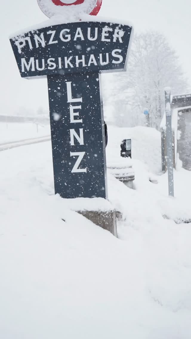 Heute haben wir nur bis 12:00 Uhr geöffnet! 🎉
Immerhin müssen wir ja auch Fasching feiern! 🎭🥳
Ab morgen sind wir wieder wie gewohnt für euch da! 🙌✨
#zellamsee #musicstore #pinzgau #fasching #musik