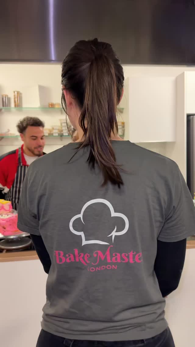 Who would YOU bring to London’s ultimate baking experience? 👀 tag them below!
#bakemasterlondon #bakingcompetition #bakeoff #londonactivities #londonnightout