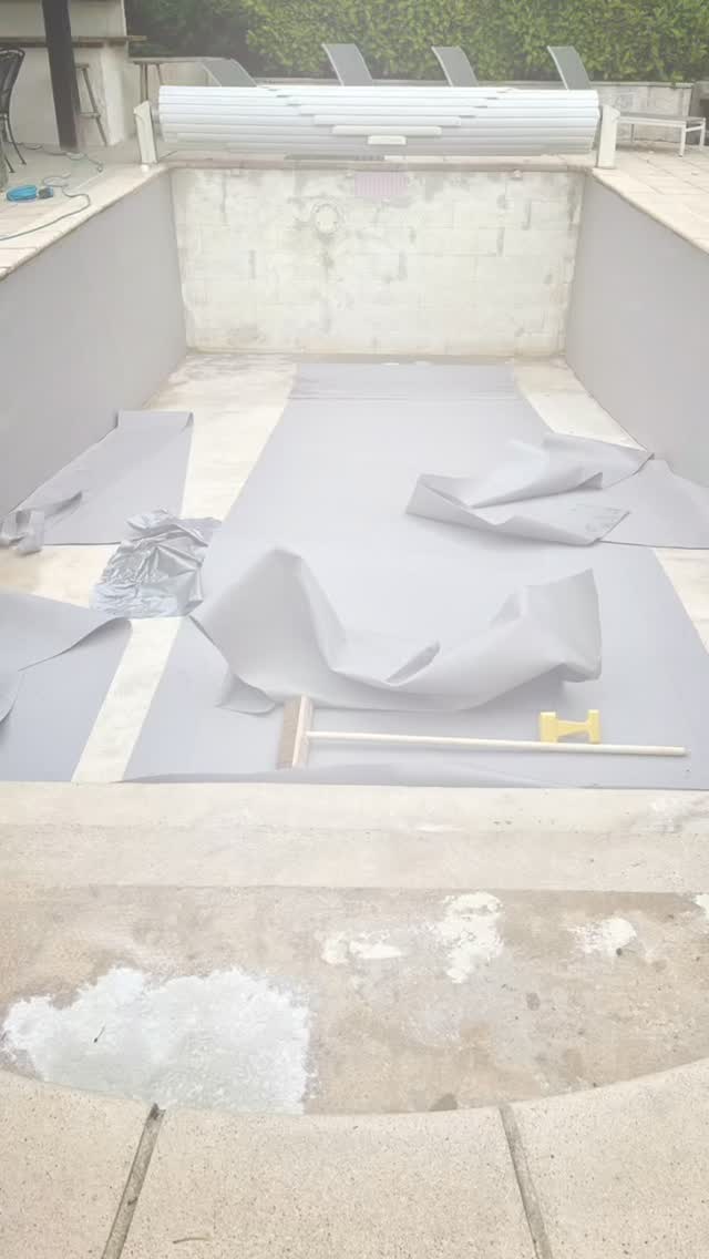 White liner. Blue water. 💦
People often think you need a blue liner to get that beautiful pool colour… but it’s actually the light and the water that create that stunning blue.
Clean, fresh and timeless — a white liner gives a crisp, modern look and lets the water do the talking.
Summer might feel far away on a rainy day like today… but this is what’s coming ☀️
Message me if your pool needs a refresh before the sunshine returns @www.pristinepiscines.fr #PoolRenovation
#WhiteLiner
#SwimmingPoolFrance
#Dordogne
#HolidayHomeFrance