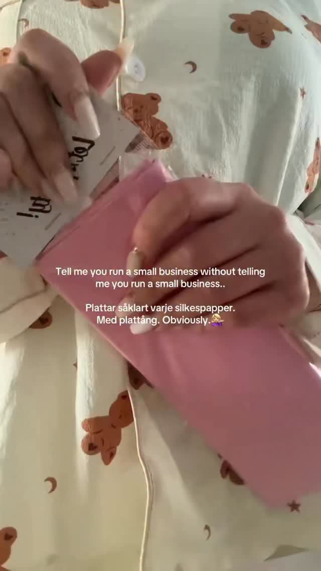 Varje beställning = en present 🎁
Varje present = perfekt silkespapper ✨
…och varje silkespapper?
Plattat. Med. Plattång.
För att cuteness kräver engagemang. 🩷
Någon som kan relatera? 😂😅
#smallbusiness #smallbusinesscheck #småföretagare #fördigsidansverige