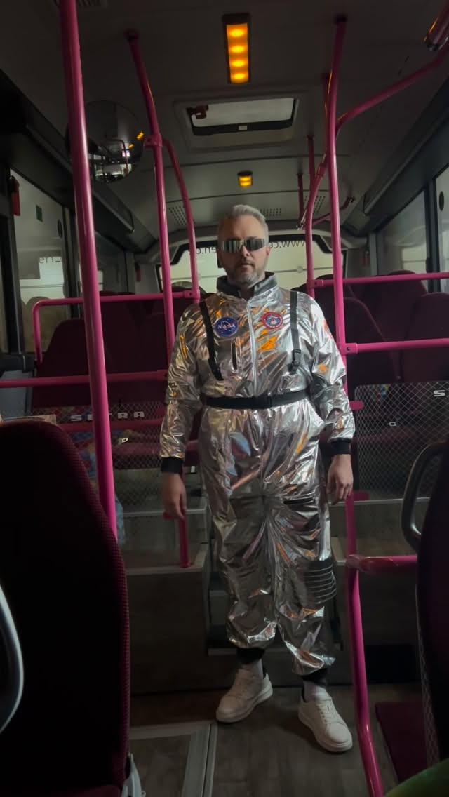 🎉🎭 Helau & Alaaf – es ist Faschingsdienstag! 🎭🎉
Heute wird nochmal richtig gefeiert, gelacht und getanzt! 🥳✨
Ob Konfetti im Haar, bunte Kostüme oder süße Krapfen – wir genießen den letzten Tag der närrischen Zeit in vollen Zügen!
Lasst es krachen, bleibt fröhlich und sammelt noch einmal unvergessliche Momente! 🎊💃🕺
Wie feiert ihr heute? 👇🎉