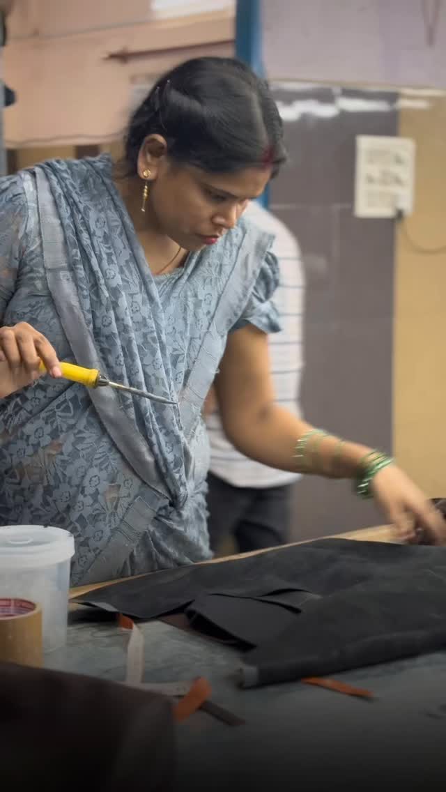 Scale orders rarely fail at design.
They fail at finishing.
That’s why edge work and surface detailing are controlled stages in our workflow.
#qualitycontrol #leathergoods #madeinindia #luxurygoods #productdesign