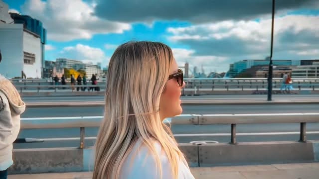 Londres est TOUJOURS une bonne idée 🇬🇧✨
Printemps, été, automne ou hiver… Londres est magique à chaque saison.
Tu savais que sa réputation est mauvaise, non il ne pleut pas toujours à Londres, d’ailleurs il y fait souvent plus beau qu’en France 👀☀️ ( oui bon n’oubliez pas qu’on vient de Lorraine ☔️)
À seulement 1h de vol avec des billets à moins de 60€ A/R, c’est clairement le city break le plus simple à organiser. On y va pour l’ambiance, les brunchs, le shopping, les comédies musicales, les coffee shops et ces rues iconiques qu’on ne se lasse jamais de revoir.
Franchement, Londres ne déçoit jamais. Jamais.
Qui a envie d’y retourner là tout de suite ? 😏✈️
#londres #london #citytrip #voyage #bonplanvoyage