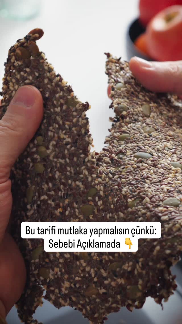 Neden Bu Tarifi Yapmalıyım?👇
• Omega-3 Takviyesi: Keten tohumu ve chia sayesinde kalp dostu yağ asitlerinden zengin içerik.
• Lif Kaynağı: Yüksek miktarda lif içeriği ile sindirim sistemini çalıştırır uzun süre tokluk sağlar 🌾
• Protein miktarı yüksek 💪
• Mineral Deposu: Kabak çekirdeği ve susamdan gelen magnezyum ve çinko ile bağışıklığa destek. 🛡️
• Glutensiz ve Vegan: Her beslenme tarzına uygun, tamamen bitkisel.
• Düşük karbonhidrat içeriği ile kan şekerini hızlı yükseltmez.
Bütün bu sepelerden dolayı ara öğün için harika bir seçenek 👌
Kıtır Tohum Kraker
Malzemeler:
50g keten tohumu
50g chia
4 yemek kaşığı kabak çekirdeği
4 yemek kaşığı susam
1 yemek kaşığı çörekotu
1 çay kaşığı sarımsak tozu
3/4 bardak sıcak su
Tuz
Yapılışı:
Tüm malzemeleri bir kasede karıştırıp kıvam alana kadar bekleyin. Yağlı kağıt serilmiş bir tepsiye eşit olacak şekilde yayın. 160 derece fırında 20-30 dakika çıtırlaşana kadar kontrollü pişirin. Kırarak servis edebilirsiniz. Afiyet olsun.