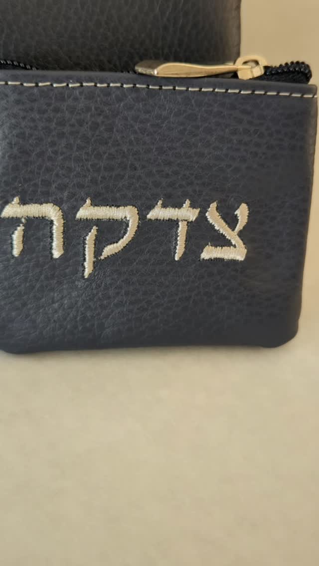 סט תיקים לטלית ותפילין מעור פרה איכותי,
הגימורים המוקפדים והגיזרה המדויקת מקנים חווית נשיאה נוחה ואולטימטיבית. דגם סולידי מספר סיפור של הרמוניה מדויקת ועדינה, אולם יחד עם זאת נוכחת. זהו שילוב של עורות בסגנון קלאסי מחד, עם עיצוב וריקמה בסגנון אלגנטי מאידך.
#עוראמיתי #מגיעלךלהתחבר #תיקתפילין #holycraft #הוליקראפט