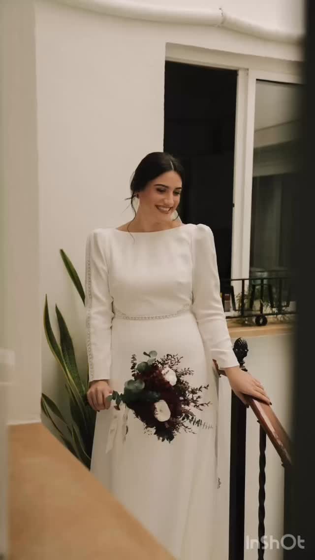 ✨ Algunos consejos básicos para todas las nuevas novias que estáis llegando ✨
Si te casas pronto, guarda este vídeo porque esto te interesa 👇🏼
1. CUIDA TU PIEL Y TU PELO
Cuanto antes empieces, mejor lucirán el día B. Una piel y un pelo bien cuidados no solo se ven más bonitos, sino que también ayudan a que todo quede más natural y aguante mejor el paso del tiempo.
Cuando vea la calidad de tu piel y tu pelo, te daré un asesoramiento totalmente personalizado para acompañarte en el proceso.
2. SÉ TU MISMA
Mantente fiel a tu estilo y a tu personalidad. El día de tu boda no es el momento de experimentar.
Si nunca te maquillas, quizá un look muy marcado no te represente. Y si siempre vas maquillada, un acabado demasiado sencillo puede hacer que no te sientas tú.
Busca un profesional cuyo estilo encaje contigo y déjate aconsejar. Así conseguirás tu mejor versión, sin dejar de ser tú.
3. PLANIFICA
Reservar con tiempo y realizar una prueba previa es clave.
El día de la boda agradecerás tener el look decidido: ganarás tranquilidad, confianza y tiempo. Y eso te permitirá centrarte únicamente en disfrutar.
Estos son solo algunos pequeños detalles para empezar 💫
Si quieres saber más, escríbeme y te cuento.
Y por supuesto… no podía dejar pasar la oportunidad de usar las fotos de la boda de mi hermana @ruuthsaalas para presumir de lo espectacular que estaba 🤍
Fotos @gayonso_weddings ✨