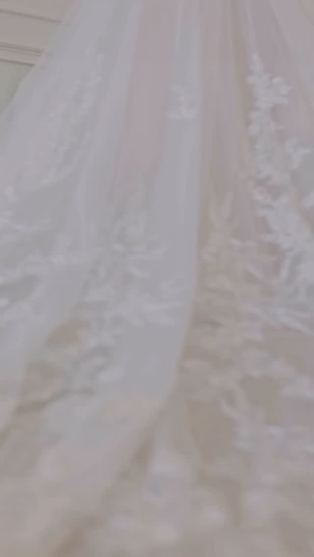 ATEMBERAUBEND ✨✨✨✨
Du hast dich gerade verliebt?
Kein Problem, dieses wunderschöne Kleid in leichter A-Linie , zarter Spitze ,einer atemberaubenden Schleppe und einem Rücken wo einem der Atem stockt.
Dieses Kleid wartet in unserem Store auf dich .
Vereinbare jetzt deinen Termin und lass dich inspirieren & verzaubern 🤍
Puntosposa in Saarbrücken, Beratung mit Herz und 20 Jahre Bridal Expertise.
Ciao 🫶🏻
#brautkleidersaarland #braut #standesamtkleid #brautmodesaarland #luxenburgcity