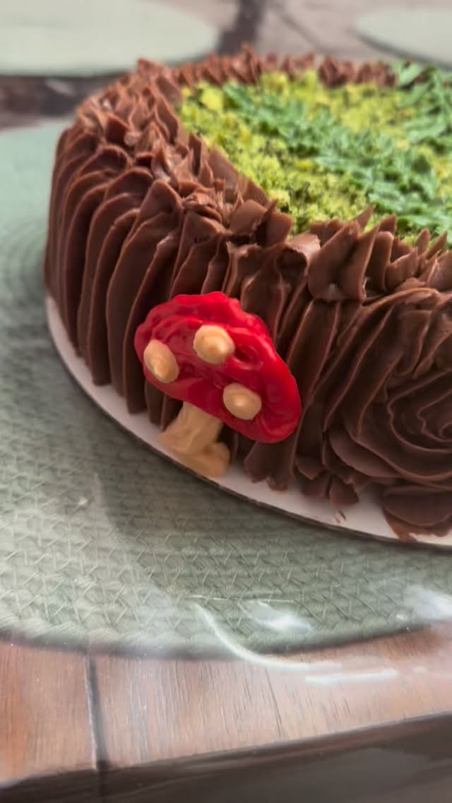 Woodland style cake! 😍🍄🌳🌿