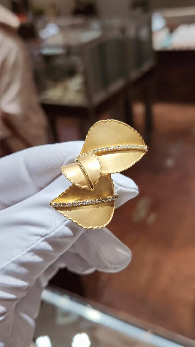 A masterpiece in gold. This handcrafted gold leaf ring is sculptured entirely by hand, shaped with intention and patience. It reflects hours of dedication and true artisans craftsmanship. A timeless masterpiece.
#jewelry #goldjewelry #goldring #designerjewelry #rings