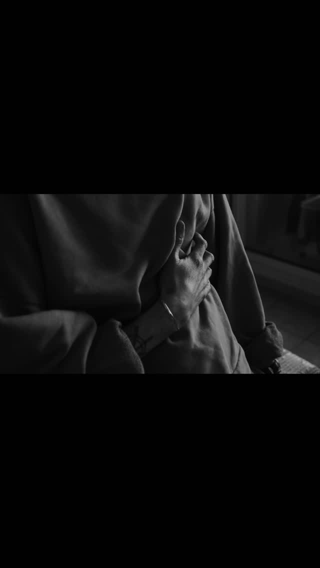 Quand j’avais tout perdu, il ne me restait que l’art.
L’EM a réduit mon monde au silence, à l’attente, à l’invisible. Alors j’ai photographié ce que je vivais, pour ne pas disparaître.
Une ombre sur la pellicule est un recueil de photographies et de pensées. Un livre photo qui n’explique pas la maladie : il la fait ressentir. Contrastes bruts, grain, fragilité… Une traversée intime entre douleur, absence, et ce qui subsiste quand le corps lâche.
Ce livre parle du handicap invisible.
De ce que l’on porte en silence.
De ce qui fatigue, isole et dérange.
Si toi aussi tu vis avec une maladie chronique, tu y retrouveras tes luttes, ta résilience, et cette force qu’il faut mobiliser quand simplement tenir debout est déjà un effort. Et si tu vis aux côtés d’une personne qui traverse cela, il parle aussi de toi.
Si tu cherches à comprendre, cet ouvrage est une porte entrouverte sur ce que vivent ceux qu’on ne voit pas.
📔 Une ombre sur la pellicule est disponible - lien en bio.
Simon Delebecque
Photographe & Auteur 🤎
Aix-en-Provence (& Dijon)
—
#uneombresurlapellicule #livrephoto #maladiechronique #handicapinvisible #EM