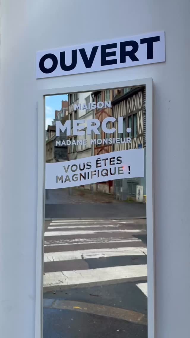 Chez Merci Madame Monsieur,
on commence par vous regarder… vraiment.
Un miroir à l’entrée.
Un message simple :
« Vous êtes magnifique
mais il vous manque quelque chose…
il se trouve à l’intérieur. »
Parce que oui,
vous êtes déjà sublime.
Mais à l’intérieur,
il y a peut-être
la pièce coup de cœur,
le détail qui change tout,
le vêtement qui vous ressemble,
ou simplement… un endroit où vous sentir chez vous.
Passez la porte.
Le reste vous attend. 🤍
📍66 rue de Fontenelle, Rouen
Maison Merci Madame Monsieur
Du lundi au samedi, 10h – 20h